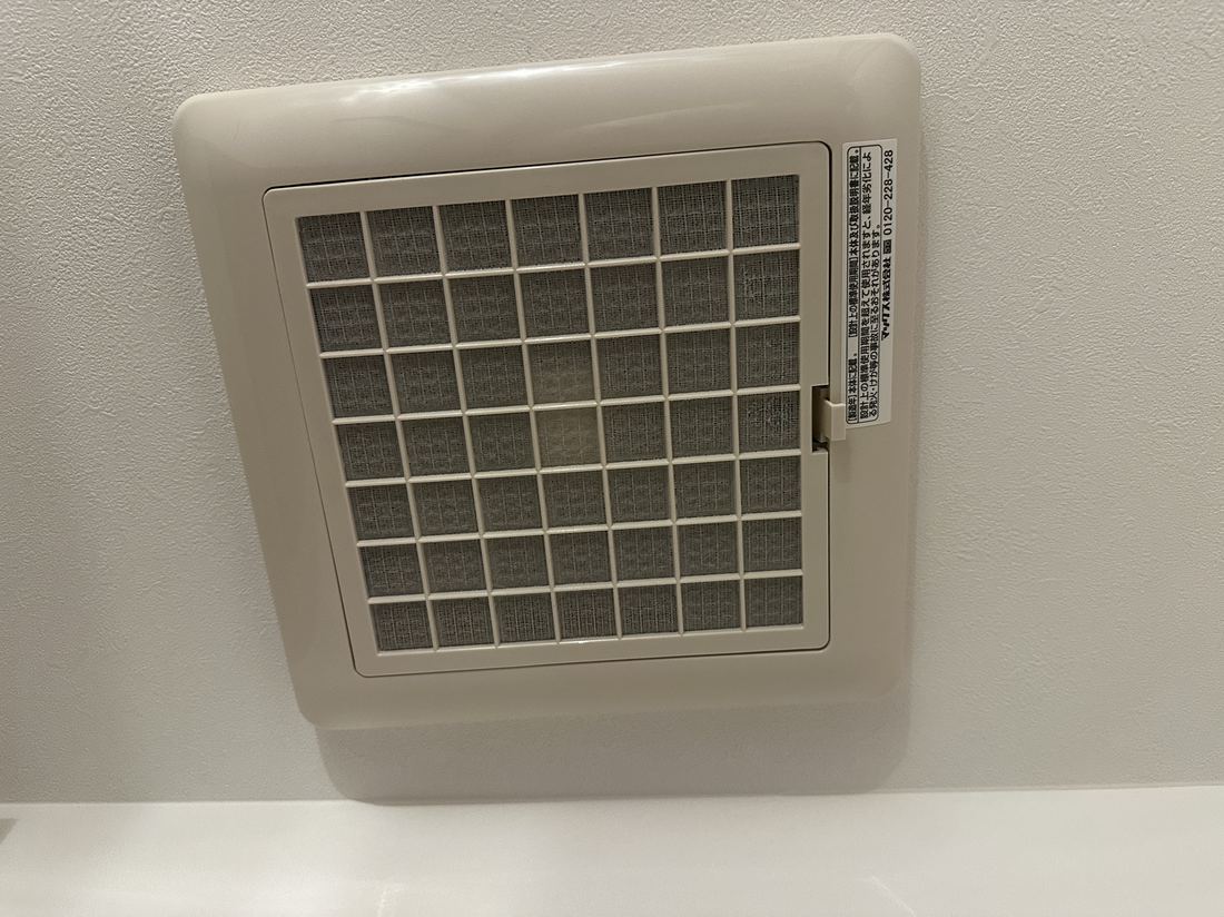一条工務店のトイレの天井埋込換気扇。マックス製で、カバーの内側にフィルターが入っている